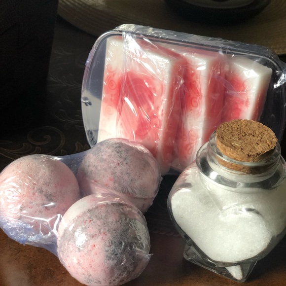 SOLD——Unwind— Essential Love Spell Spa Gift Set - Picture 6 of 8